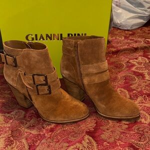 Gianni Bini Women's Tan Suede Ankle Boots size 8